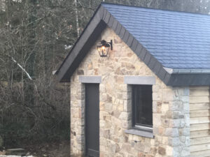 Buitenlamp aan een huis in de Belgische Ardennen.