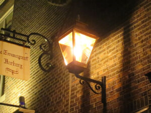 Buitenlamp gefotografeerd bij nacht.
