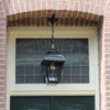 Hanglamp aan ketting zwart in een nis bij de voordeur of onder de veranda