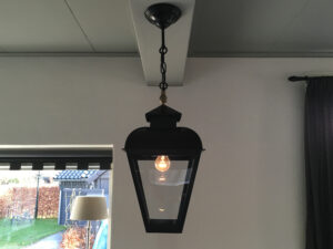 Een hanglamp aan ketting voor boven de tafel of in de gang