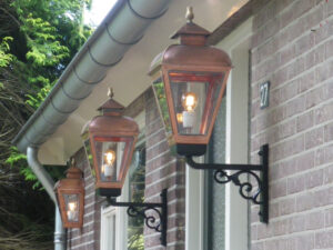 Bronzen vlam bovenop deze mooie buitenlampen