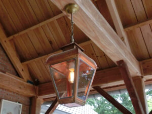 hanglamp onder houten veranda