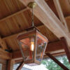hanglamp onder houten veranda