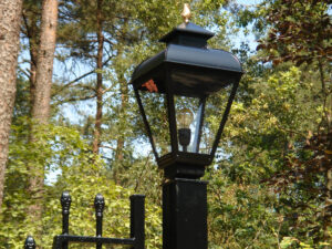 Lamp op hekwerk van een poort of entree.