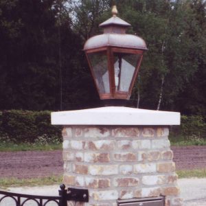 Poort lamp op natuurstenen plaat