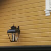 Hier een mooie hangende buitenlamp aan een noorse blokhut