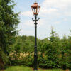 Nostalgische lantaarn op een mast in de tuin. sfeervolle tuinverlichting
