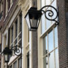 Buitenlamp aan een Amsterdam's grachtenpand