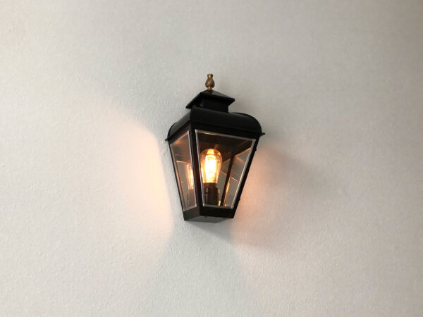lamp voor in een jaren 30 trappenhuis