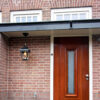 Sfeervollen hanglamp buiten naast de voordeur