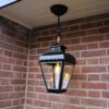 Kleine nostalgische lamp hangend aan ketting