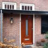 Pendellamp hangend onder afdak bij de voordeur