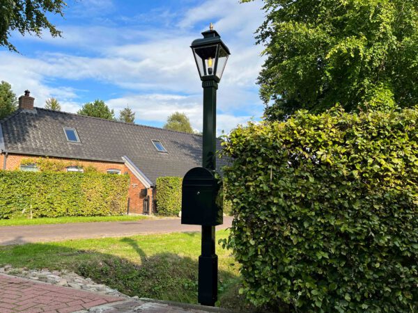 Buitenlamp op mast met glas in lood