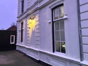 Buitenverlichting aan de zijkant van een woning